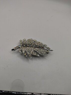 VTG PIN/BROOCH Signed Pell/ Leaf CLEAR Rhinestones silver-tone